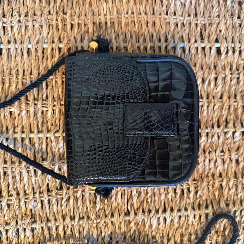 Nigst-Wien Vintage Black Crocodile Pattern Crossbody Bag with Gold Accents - Picture 5 of 13